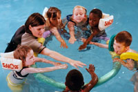 Kleinkinder beim Schwimmen